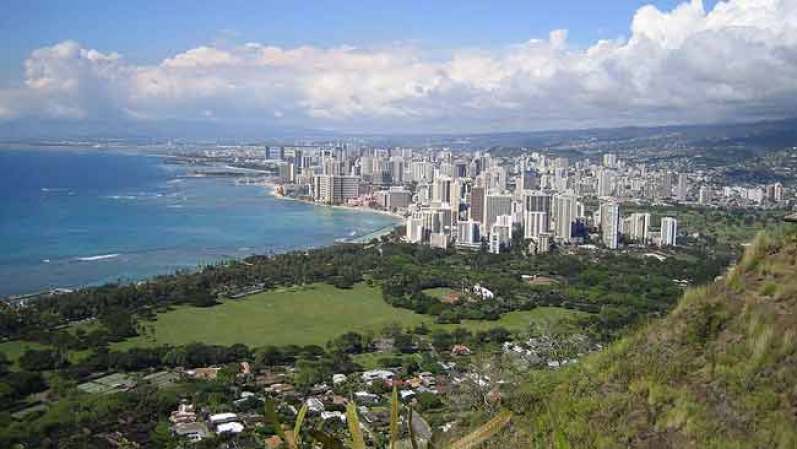 Honolulu, Hawái: Aunque mucha gente viaja para el invierno, el verano es la época seca en la capital hawaiana, lo que significa un clima más soleado y olas más accesibles para los surfistas. Es además una ciudad ideal para relajarse.