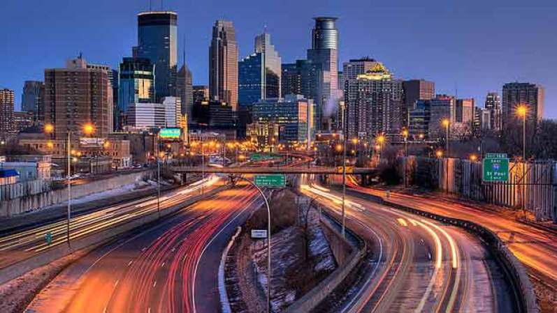Minneapolis/St. Paul, Minnesota: La ciudad se vuelve más festiva con el aclamado festival State Fair (música, entretenimiento, desfiles) y el torneo Aquatennial (deportes acuáticos, fuegos artificiales, desfiles).