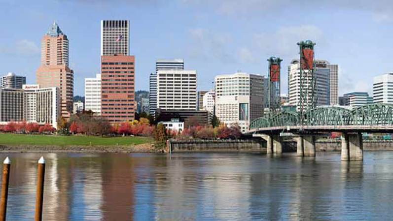 Portland, Oregon: Literalmente puedes saborear aquí el verano: populares mercados agrícolas, salmón fresco en lindos cafés, una variedad de bebidas frías ideales para la época veraniega y eventos como el Oregon Brewers Festival en julio.