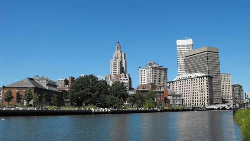 Providence, Rhode Island: Las noches de verano resplandecen en la capital de Rhode Island gracias al WaterFire, una serie de pequeñas fogatas que alumbran la superficie de tres ríos en el centro de la ciudad.