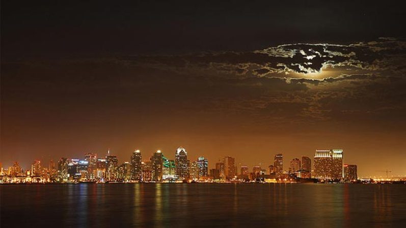 San Diego, California: Además del clima playero, el verano ofrece eventos como la convención del ComicCon, y el circuito de carreras Del Mar Racetrack. El zoológico de la ciudad, SeaWorld y Legoland son siempre opciones favoritas para la familia.