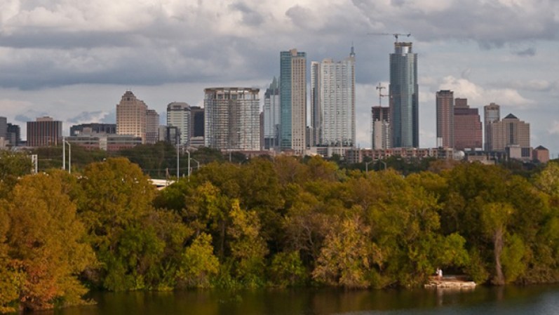 Puede que todavía esté caluroso en Austin (Texas) para el otoño, pero muy pocos lugares se le comparan para una buena combinación de actividades al aire libre y nocturnas.