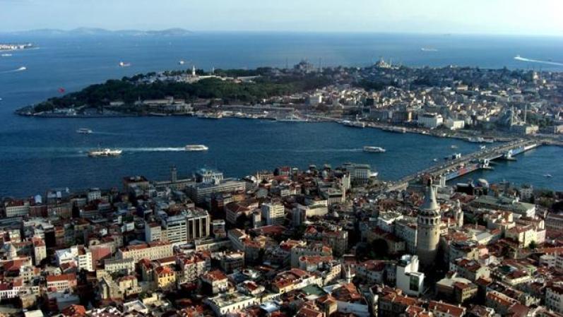 Estambul (Turquía) puede ser excesivamente caluroso en verano y muy frío en invierno, pero en primavera y otoño puedes disfrutar de días cálidos y noches frescas.