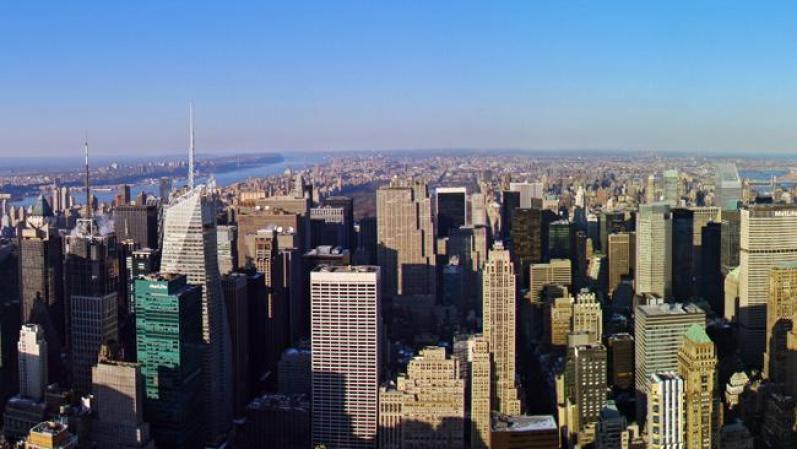 La ciudad de Nueva York ofrece un gran escenario en otoño. Siempre hay turistas y los cuartos de hotel son costosos, pero el clima es ideal, con pocas probabilidades de lluvia y las noches son frescas.