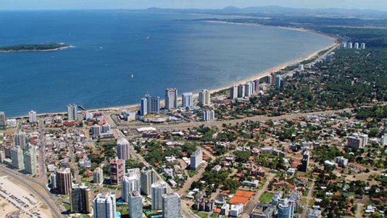 Punta del Este es llamado a menudo la Saint-Tropez de Uruguay por sus muchas playas y clientela chic. En noviembre disfrutarás de temperaturas en los 70 grados.
