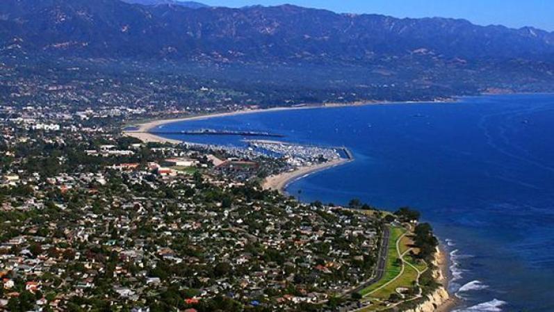 En esta temporada, Santa Bárbara (California) es idónea para disfrutar de paseos por la playa con temperaturas en los 70 grados.