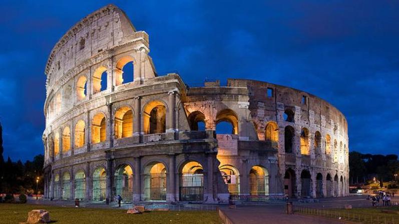 El Coliseo de Roma. El enorme anfiteatro construido en el siglo I por el imperio romano era sede de peleas de gladiadores y otros espectáculos públicos, como caza de animales, ejecuciones, recreaciones de famosas batallas y obras de teatro basadas en la mitología clásica. Muchos cristianos sucumbieron allí a la ferocidad de los leones.