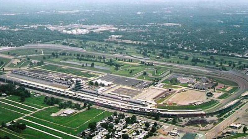 Indianapolis Motor Speedway. Esta pista de automóviles es reconocida por ser sede de las 500 millas de Indianápolis, la carrera en óvalos más importante del mundo y la carrera de automovilismo más importante de Estados Unidos.