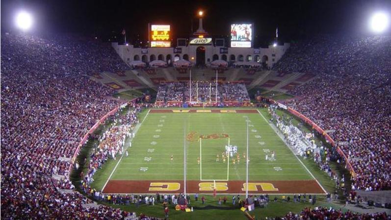 Los Angeles Memorial Coliseum. Es el único estadio que ha sido sede de los Juegos Olímpicos en dos ocasiones, en 1932 y 1984.