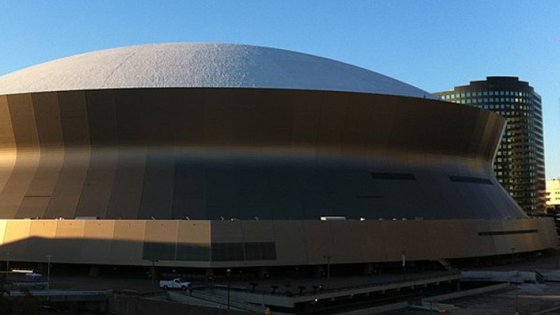 Louisiana Superdome. Inaugurada en 1975, la instalación resultó severamente afectada por el huracán Katrina. A pesar de esto, sirvió como refugio para miles de personas tras la tragedia ocurrida por uno de los peores eventos meteorológicos en la historia de los Estados Unidos.