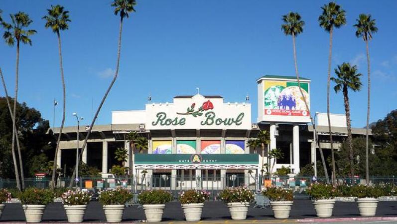 Estadio Rose Bowl. Ubicado en los Angeles (California), el estadio ha albergado en cinco oportunidades el famoso Superbowl. Fue declarado Monumento Histórico Nacional en 1987.