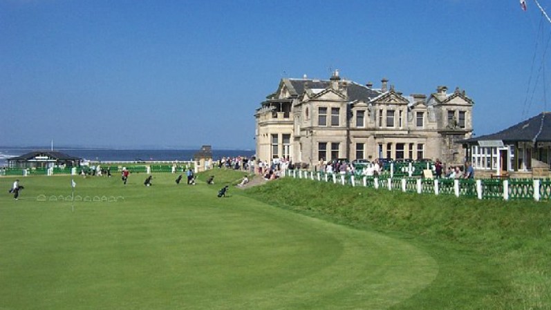 Old Course en St. Andrews. Ubicado en Escocia, es el más antiguo campo de golf en el mundo y ha sido sede en 28 ocasiones del Open Británico.