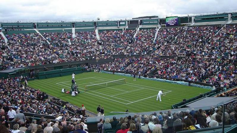 Centre Court Wimbledon. El Campeonato de Wimbledon se celebra en Inglaterra y es el evento deportivo de tenis más antiguo y prestigioso del mundo. A los tenistas se les exige lucir vestimenta blanca para mantener viva la tradición de este deporte.