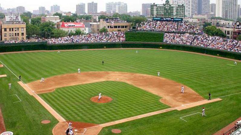 Wrigley Field. Ubicado en Chicago, es la sede del famoso cuadrangular "called shot", cuando Babe Ruth apuntó al campo y bateó un cuadrangular durante un partido de la Serie Mundial. La bola cayó justo donde había apuntado.
