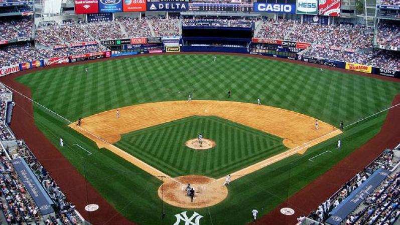 Yankee Stadium. La leyenda del béisbol Babe Ruth conectó el primer jonrón cuando el Yankee Stadium original abrió sus puertas en el Bronx (Nueva York) en 1923.