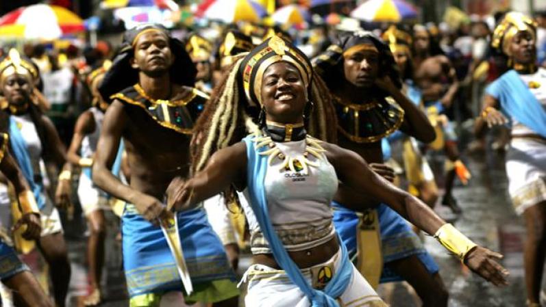 El Carnaval de Brasil es una experiencia inolvidable que se celebra anualmente 40 días antes de Pascua. El país se detiene casi por completo durante una semana para dar paso a las intensas festividades diarias y nocturnas.
