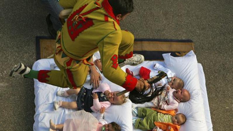 Desde 1620, El Colacho es una fiesta que marca el comienzo del Corpus Christi en la localidad española Castrillo de Murcia. Hombres vestidos como el diablo saltan sobre un colchón con niños para limpiarlos del pecado y librarlos del mal.