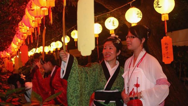 El Festival de las linternas se celebra cada año, 10 días después de la celebración del año nuevo chino, por lo que suele caer en febrero. Miles de lámparas decoran la ciudad, que resplandece en la noche con sus luces.