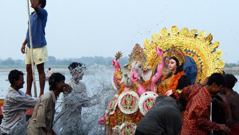 Millones de ciudadanos de la India realizan uno de sus más populares festivales religiosos, el Ganesh Chaturthi, que homenajea durante 10 días a esta popular deidad. Miles de esculturas del dios con cabeza de elefante son instaladas por doquier y son sumergidas en el mar al undécimo día.