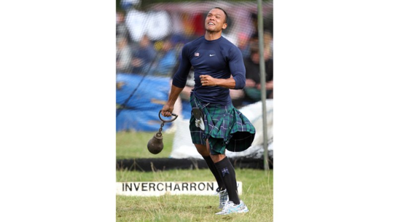Los Highland Games, en Escocia, son reuniones para celebrar la herencia celta y las festividades incluyen exigentes torneos atléticos, como el "lanzamiento del martillo", que consiste en tirar lo más lejos posible una bola de hierro amarrada a una cadena.