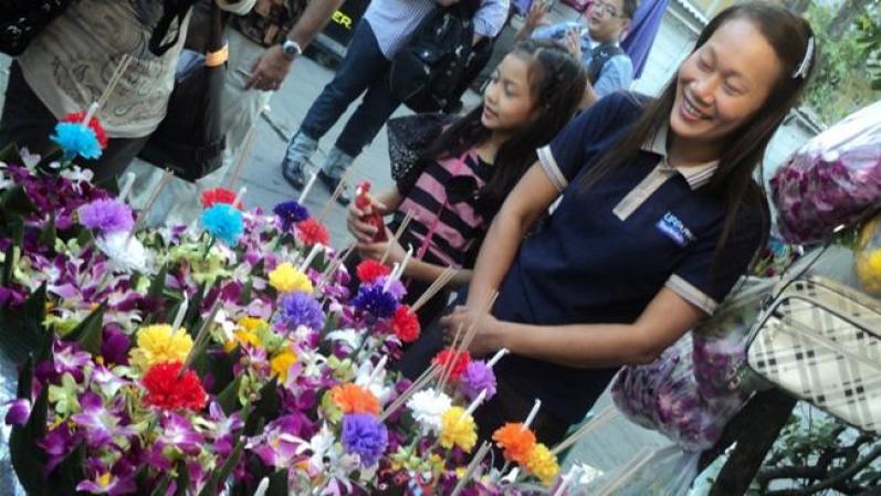 El Loy Krathong es un popular festival en Tailandia que se realiza en noviembre. El “krathong” es una pequeña balsa con flores, una vela y tres inciensos que se encienden antes de ponerla en el agua. Las personas por lo general piden un deseo al mismo tiempo.
