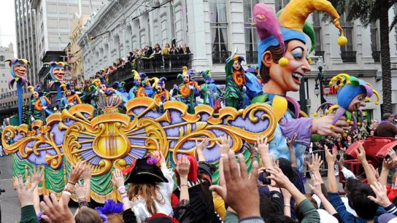 Durante el Mardi Gras, que se traduce directamente al español como "martes graso", la gente "tiene permiso" de comer en exceso y usar máscaras para dar rienda suelta a los instintos carnales sin ser reconocidos. Se celebra el día antes del miércoles de Ceniza en Nueva Orleans (Luisiana).