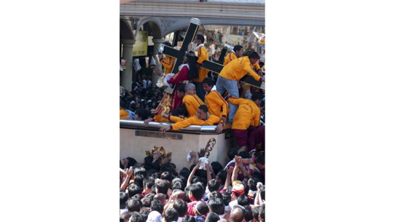 Filipinas celebra uno de sus festivales anuales más importantes, la fiesta del Nazareno Negro, con una procesión multitudinaria encabezada por una antigua estatua de Cristo. Los fieles creen que tocarla los curará de sus enfermedades y limpiará de pecado.