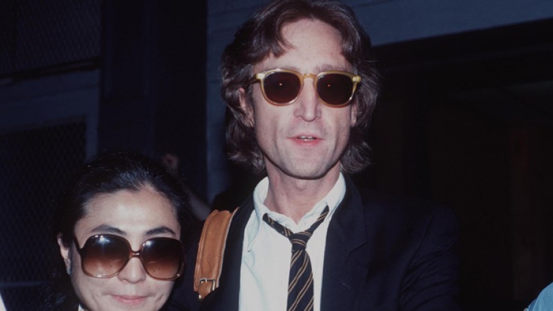 John Lennon se ubica en el quinto lugar con $12 millones, empatado con Liz Taylor. Lennon y George Harrison (en el 13º lugar) también se beneficiaron de este famoso circo, cuyo espectáculo "Love", basado en la música de los Beatles, se presenta desde 2006 en Las Vegas. Además, en 2010, los Bealtes vendieron 1,6 millones de álbumes.