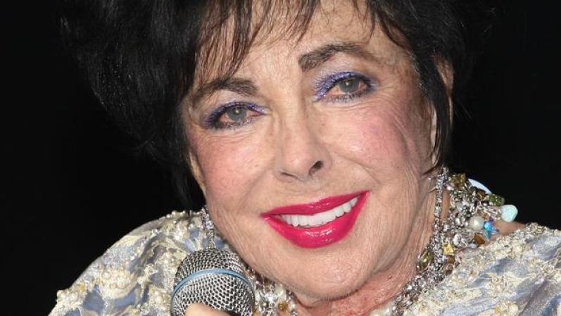 La actriz Liz Taylor, fallecida el 23 de marzo, ingresó al ranking en el quinto lugar con $12 millones, justo detrás de Schulz y empatando con Lennon. Las ganancias de los difuntos se deben a sus derechos de autor, a regalías o a sus catálogos. En el caso de Liz Taylor, el dinero proviene principalmente de su fragancia "White Diamonds". Y su fortuna se espera que aumente, con la subasta de sus joyas, vestidos y accesorios de Christie en Nueva York en diciembre, lo que podría generar $30 millones más.