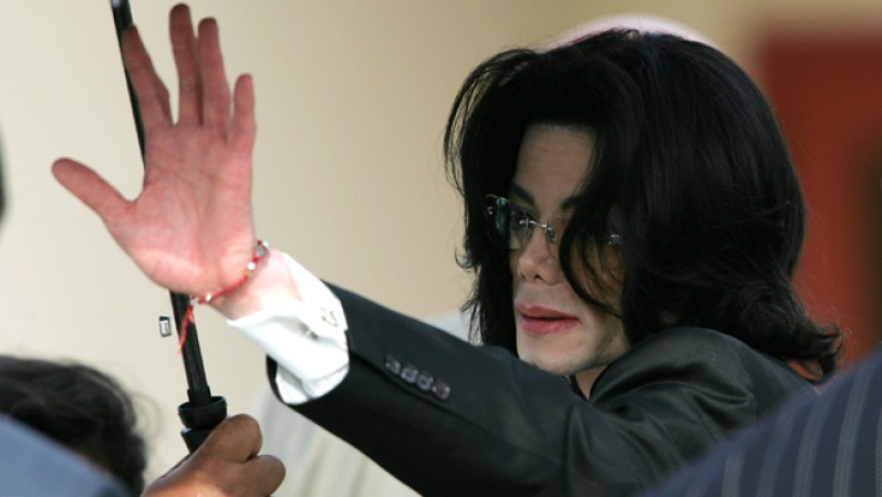 Si el nuevo espectáculo del Cirque, "Michael Jackson: The Immortal World Tour", cuyo estreno mundial tuvo lugar en Montreal el 2 de octubre, tiene el éxito esperado, pronto la fortuna de Jackson podría aumentar aún más, según la revista Forbes. Con 150 actuaciones previstas para julio en Estados Unidos y 40 millones de entradas vendidas, la gira, que incluirá al resto del mundo en 2013, promete reportar muy buenas ganancias a los herederos del Rey de Pop.