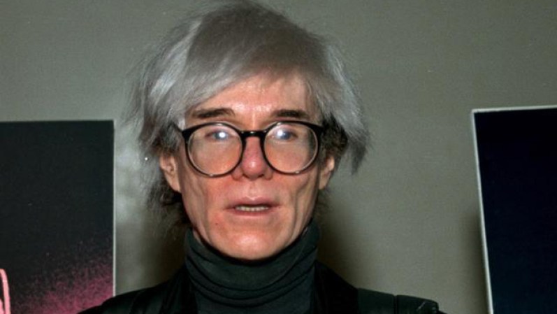 Andy Warhol sigue en la lista, en el número 13, empatado con George Harrison y Bettie Page.