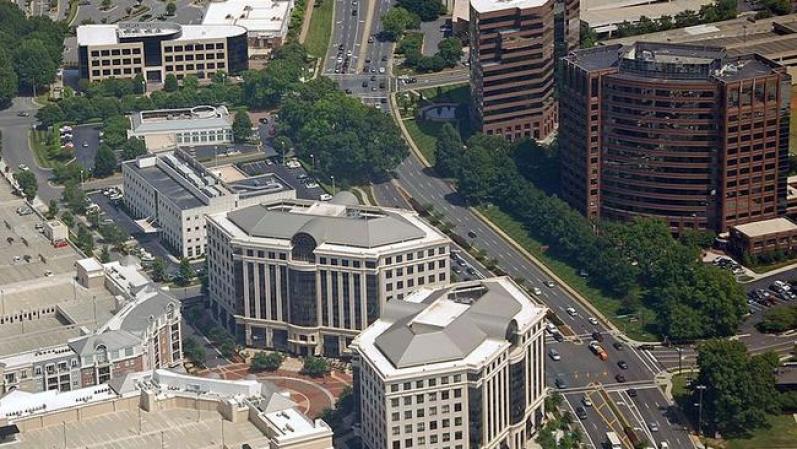 Charlotte, Carolina del Norte: Su enérgico crecimiento poblacional en un 18.6% en los últimos cinco años contribuye en gran manera a un ambiente saludable para los pequeños negocios. El estado ofrece fondos, subvenciones y bajos gastos obligatorios en compensación a empleados y desempleo.