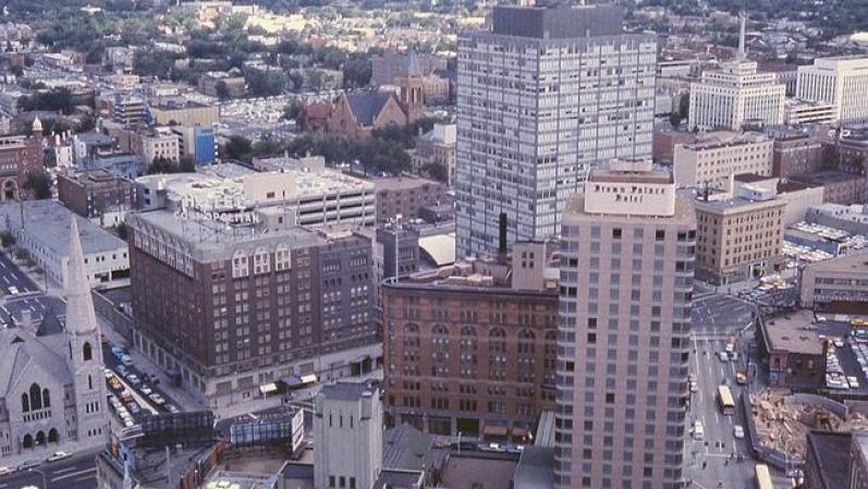 Denver, Colorado: La población en el área metro de Denver está creciendo a un ritmo de 46 mil personas al año, y la atmósfera de negocios es joven y divertida. Hay disponibles subvenciones para entrenamiento y tecnología.