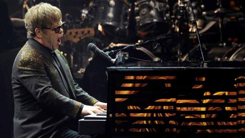 Elton John. Ingresos: $100 millones. Sir Elton ha vendido 250 millones de álbumes en los últimos 30 años y no hay indicios de que este ritmo de ventas vaya a parar.