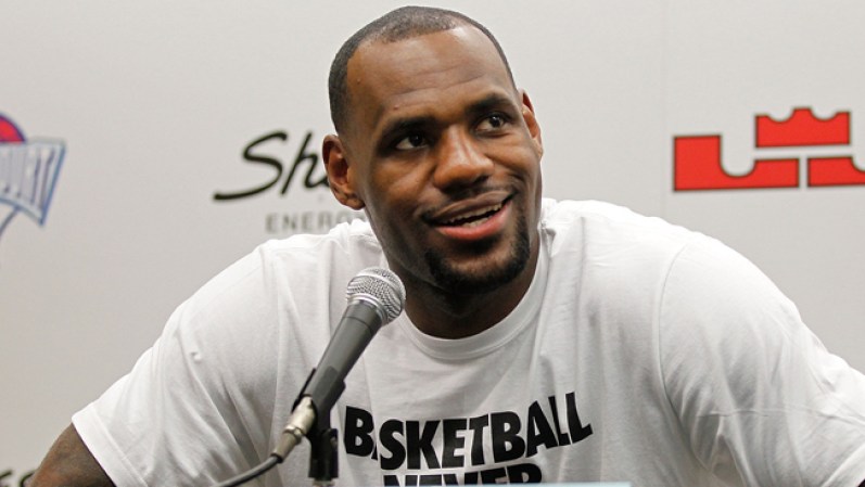 LeBron James. Ingresos: $48 millones. Habrá que esperar los datos el año que viene para ver cómo sus ingresos e influencia se habrán afectado tras la humillante derrota que recibió con el equipo Miami Heat en la final de la NBA.