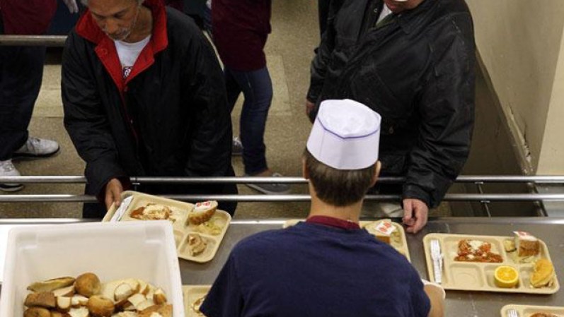 Escenas en un comedor público para pobres en San Francisco.
