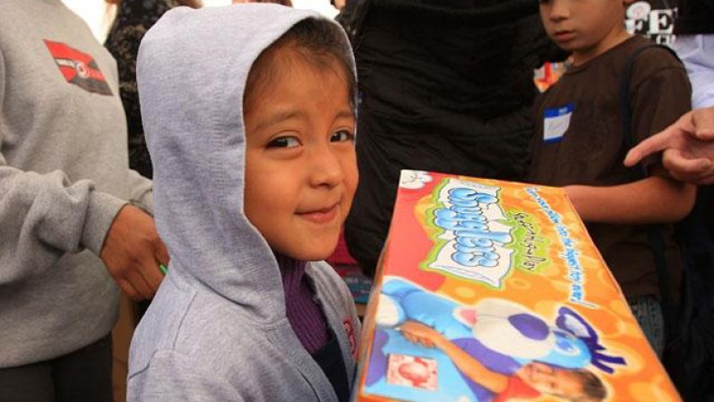 Repartición de juguetes para niños de familias humildes en Los Angeles.