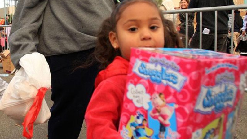 Repartición de juguetes para niños de familias humildes en Los Angeles.