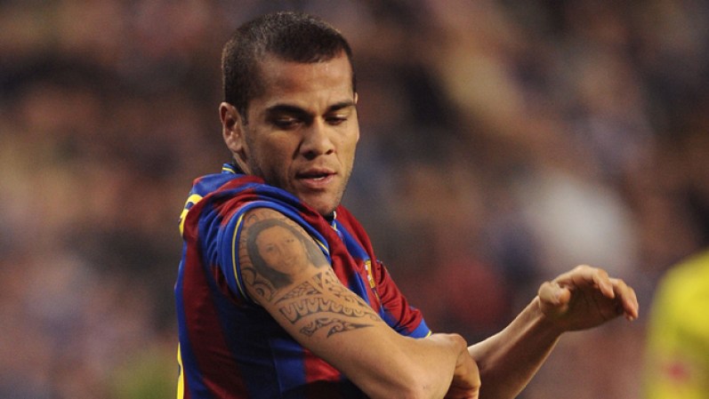 El futbolista brasileño Dani Alves lleva tatuada la imagen de su madre en su brazo derecho.