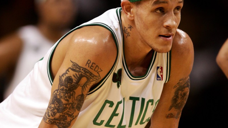 Delonte West es otro de los jugadores de baloncesto que utiliza sus brazos como tablón de expresión.