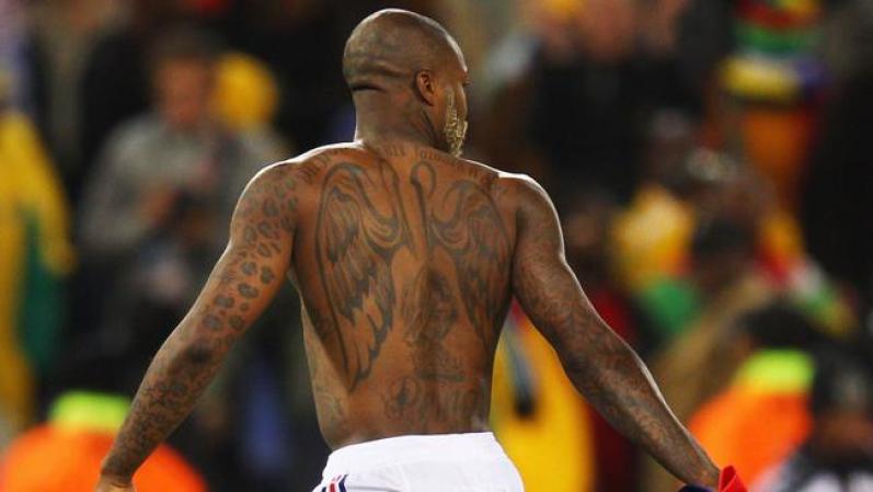 El futbolista francés Djibril Cisse tiene varios tatuajes, pero el más grande y llamativo es el que tiene en su espalda en forma de alas de ángel.
