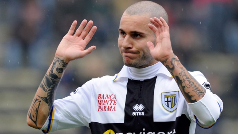 El futbolista español José Fernando Marqués tiene sus brazos cubiertos de tatuajes.