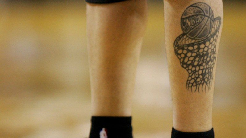 El basquetbolista Mike Bibby sí que hace honor a su carrera con la imagen de un canasto y una pelota en su pierna.