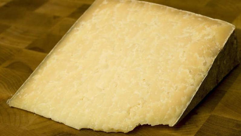 1 cubo de ¼ de pulgada de quesos firmes como cheddar y suizo, 2 rodajas de queso procesado regular o low fat,1/2 taza de sardinas enlatadas, ¾ taza de yogurt saborizado regular o low fat, proveen 250 mg de Calcio.