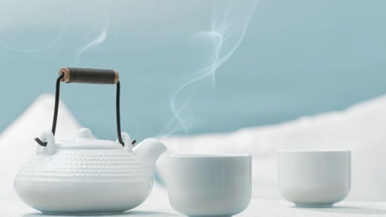 Líquidos calientes: Son eficaces para calmar la inflamación en tu nariz y también ayudan a aliviar la picazón en la garganta ¡especialmente cuando tienes problemas para tragar!