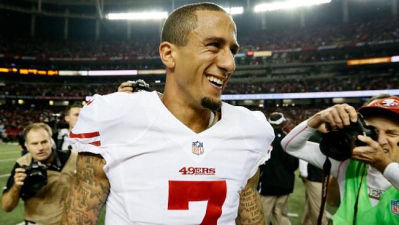 Pero porque limitarnos a este año, hagamos un recorrido al pasado y veamos a otros guapos guerreros del ovoide. ¿Te gustan los chicos con tattoos? ¿Qué tal Colin Kaepernick?