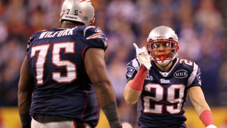 El guapísimo Sterling Moore de los New England Patriots celebra con su compañero de equipo, Vince Wilfork en el Super Bowl XLVI que se llevó a cabo en Indianapolis.
