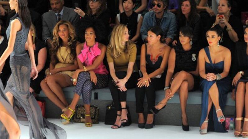 ¡Esta primer fila está que arde! Beyonce, su hermana Solange y Kim Kardashian juntas, en el desfile de Vera Wang durante el Mercedes-Benz Fashion Week en Nueva York el año pasado.