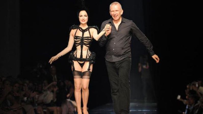 Dita Von Teese y el diseñador Jean Paul Gaultier cerrando el desfile.