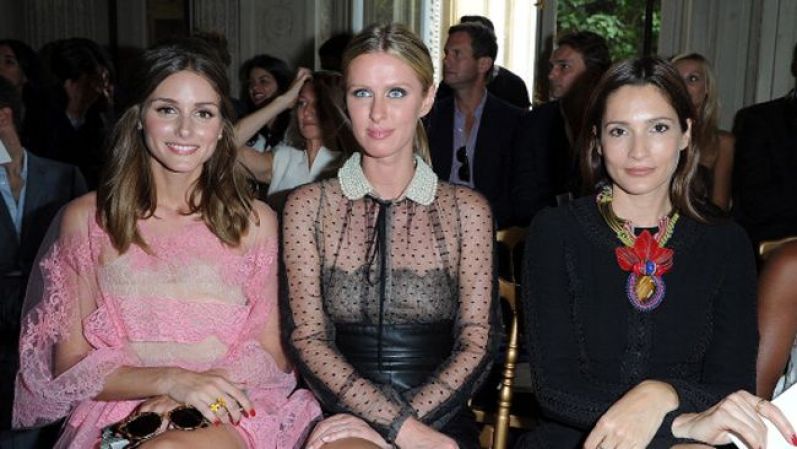 ¡Una primera fila súper V.I.P! Olivia Palermo, Nicky Hilton y Astrid Muñoz esperando que comience el desfile de Valentino en el Paris Fashion Week, 2012